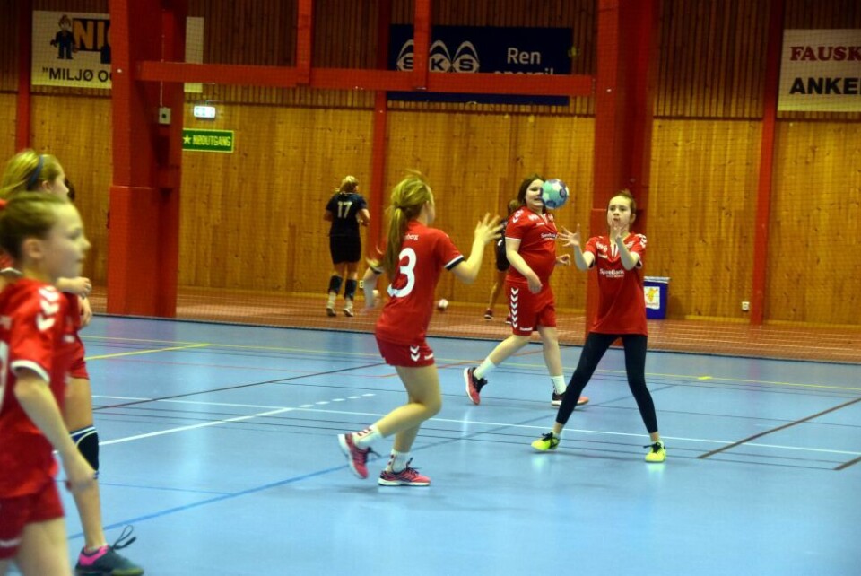 Her er Finneid-jentene 11 i aksjon mot Hunstad. Her er Finneid-jentene 11 i aksjon mot Hunstad. Foto: Sylvia Bredal