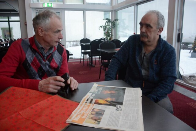 TIDEN GÅR. Frank Øvrewall (t.v.) og Kjell Furumo husker godt det som skjedde den skjebnesvangre januarkvelden for 40 år siden. Hadde ikke de to og nå avdøde Dag Pettersen vært så snarrådige som de var, ville det blitt en dødsbrann på Rognan. Foran dem ligger en reportasje fra Allers i 1979, hvor ekteparet Ludvig og Molla Næstby takker sine redningsmenn. TIDEN GÅR. Frank Øvrewall (t.v.) og Kjell Furumo husker godt det som skjedde den skjebnesvangre januarkvelden for 40 år siden. Hadde ikke de to og nå avdøde Dag Pettersen vært så snarrådige som de var, ville det blitt en dødsbrann på Rognan. Foran dem ligger en reportasje fra Allers i 1979, hvor ekteparet Ludvig og Molla Næstby takker sine redningsmenn. Foto: Helge Simonsen