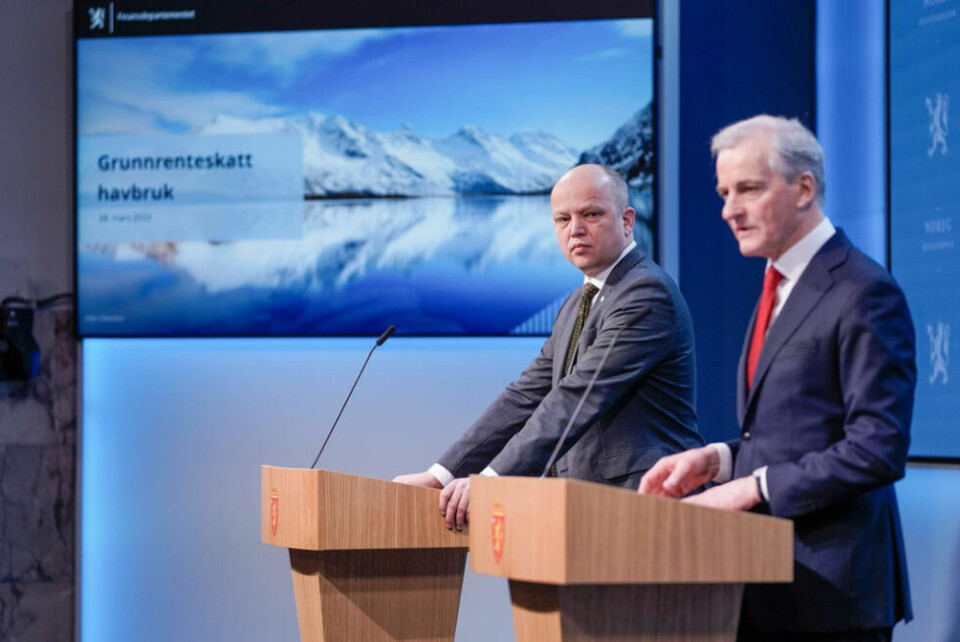 SENKER PROSENTEN. Finansminister Trygve Slagsvold Vedum (Sp), og statsminister Jonas Gahr Støre (Ap) presenterte regjeringens forslag til grunnrenteskatt for havbruk (lakseskatten) på en pressekonferanse i Marmorhallen i Oslo tirsdag morgen. SENKER PROSENTEN. Finansminister Trygve Slagsvold Vedum (Sp), og statsminister Jonas Gahr Støre (Ap) presenterte regjeringens forslag til grunnrenteskatt for havbruk (lakseskatten) på en pressekonferanse i Marmorhallen i Oslo tirsdag morgen. Foto: NTB