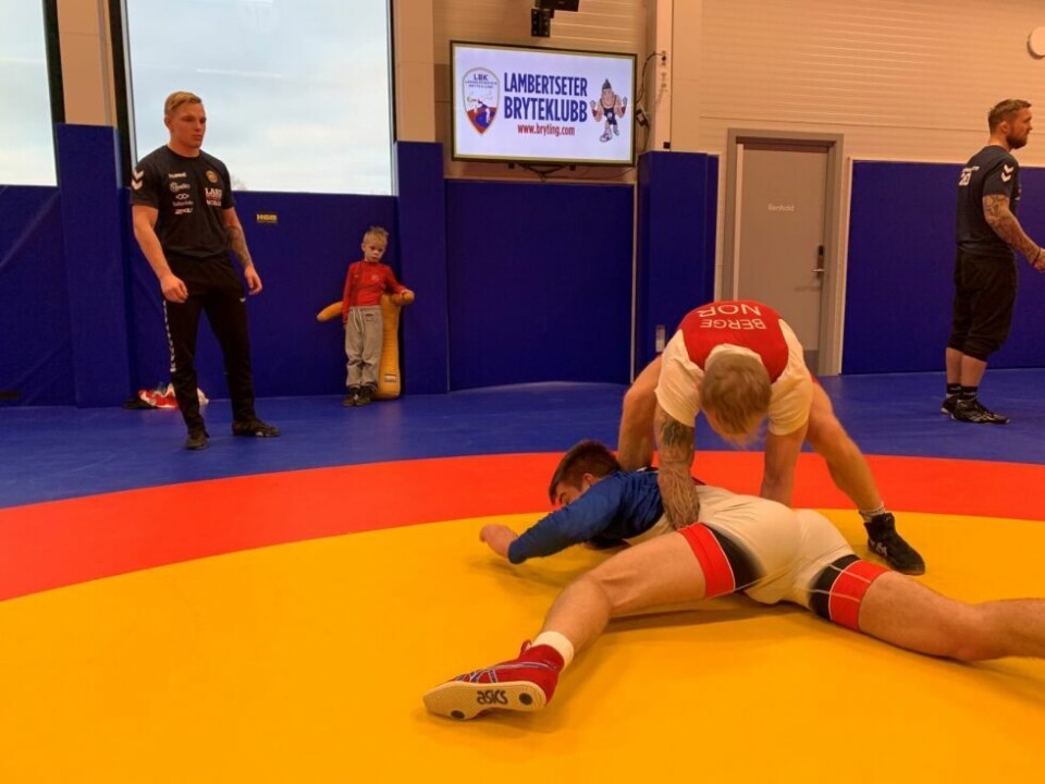 NY ROLLE. Petter Karlsen (til venstre) er blitt trener i Norges bryteforbund. Her følger han med på Isak Bø Rørnes fra Fauske og Stig André Berge. NY ROLLE. Petter Karlsen (til venstre) er blitt trener i Norges bryteforbund. Her følger han med på Isak Bø Rørnes fra Fauske og Stig André Berge. Foto: Ørjan Wenberg