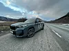 IKKE SÅ LITEN LENGRE. BMW IX1 er den minste SUV’en som BMW kan by på, men det er mer enn nok for de aller fleste. Dette er en bil som kommer til å finne mange eiere i Norge. Foto: Alle foto: Helge Simonsen