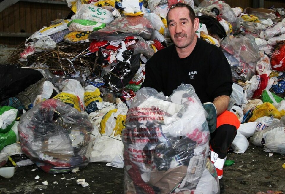 Julepapir skal kastes i restavfallet. Arne Løkås oppfordrer til å bruke en eller flere returplastsekker til å samle opp julegavepapiret og kast de samme med restavfallet. Julepapir skal kastes i restavfallet. Arne Løkås oppfordrer til å bruke en eller flere returplastsekker til å samle opp julegavepapiret og kast de samme med restavfallet. Foto: Iris Salten