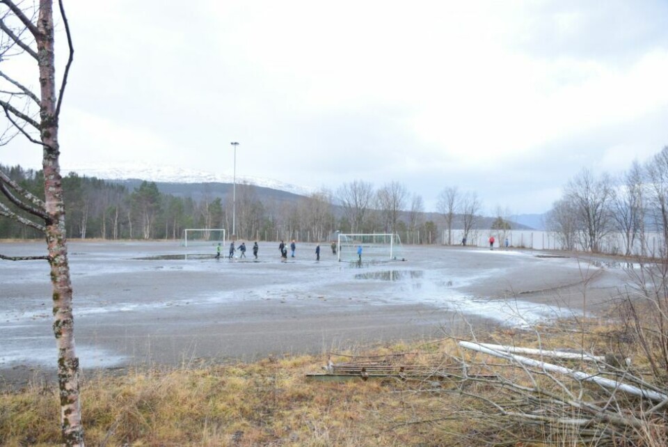 Tomtevalg for Straumen barnehage skal behandles i Sørfold kommunestyre i dag, tirsdag. Idrettsbanen ved skolen er et av alternativene. Tomtevalg for Straumen barnehage skal behandles i Sørfold kommunestyre i dag, tirsdag. Idrettsbanen ved skolen er et av alternativene. Foto: Eva S. Winther