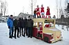 TAKKET FOR BUSSEN. Lions Club Sørfold har laget en ny lekebuss til barna i Straumen barnehage. Før jul ble de invitert på nissefest som takk. Her ser vi fra venstre Leidulf Olsen, Per Martin Johansen, Ketil Kristiansen, Bjørn Hansen og Odd Johansen fra Lions. På busstaket står fra venstre Mikkel Rørvik Jensen, Alexander Berg Myhre, Hedda Pedersen Rubbås og Helle Teian Botten (alle 5 år). Inni bussen er Madelen Kristiansen (4), Mathea Furnes Koskinen (4) og Trym-Christoffer Karlsen (5). Begge foto: Eva S. Winther