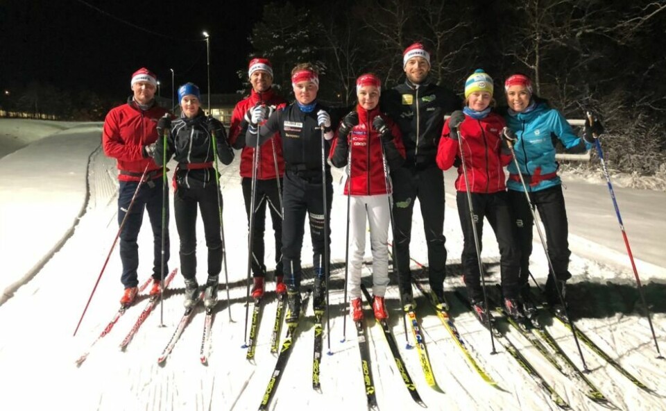 TRENING. Fauske IL, og en løper fra IL Vinger, hadde skitrening med tidligere verdensmester i skiskyting Alexander Os i Klungsetmarka mandag. Fra venstre Lasse Larsen, Eline Bentsen, Kristian Amundsen, Petter Grahn Wangberg, Marie Risvoll Amundsen, Alexander Os, Marte Alstad-Larsen og Ingrid Mathisen. TRENING. Fauske IL, og en løper fra IL Vinger, hadde skitrening med tidligere verdensmester i skiskyting Alexander Os i Klungsetmarka mandag. Fra venstre Lasse Larsen, Eline Bentsen, Kristian Amundsen, Petter Grahn Wangberg, Marie Risvoll Amundsen, Alexander Os, Marte Alstad-Larsen og Ingrid Mathisen. Foto: Fauske IL ski.