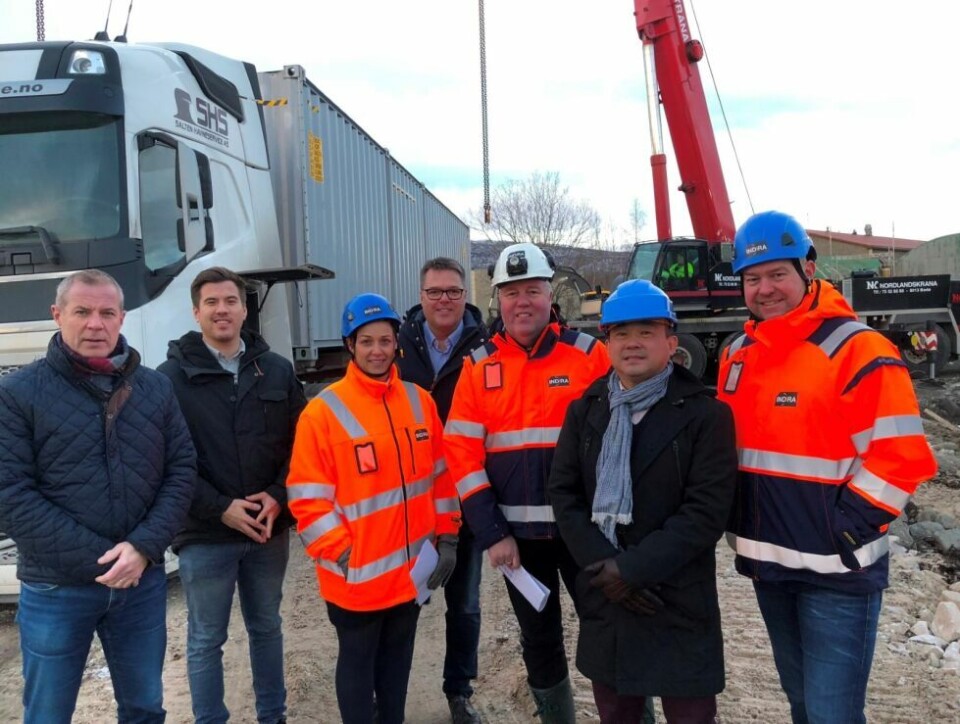 HELE LEDELSEN. Mandag var hele ledelsen i Nordic Smart House til stede da første modul kom på plass. Fra venstre Even Ediassen, Espen Ediassen, Mari Karadas, Sven-Inge Laastad, Harald Leifseth, Stephen Fu og Robert Blix.STOR DAG. - Dette er en stor dag for meg og for Nordic Smart House, sa Stephen Fu til Saltenposten da den første modulen ble lastet av i Marmorveien på Fauske. Alle foto: Arild BjørnbakkFØRSTE MODUL. Den første modulen lastes av på Fauske. HELE LEDELSEN. Mandag var hele ledelsen i Nordic Smart House til stede da første modul kom på plass. Fra venstre Even Ediassen, Espen Ediassen, Mari Karadas, Sven-Inge Laastad, Harald Leifseth, Stephen Fu og Robert Blix.
