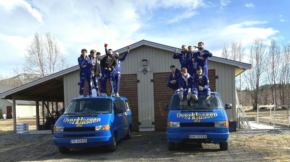 SIKKERHET: Russen prøver å unngå trafikkfarlige situasjoner i møte med andre, ved å oppfordre foreldre til å snakke med barna sine om at de ikke må løpe ut i trafikken for å få russekort og lignende fra russ på hjul. Her ser vi russegruppa til Ole Mathias Strand Villumsen, 'Overklassen', demonstrere usikker oppførsel med bil. SIKKERHET: Russen prøver å unngå trafikkfarlige situasjoner i møte med andre, ved å oppfordre foreldre til å snakke med barna sine om at de ikke må løpe ut i trafikken for å få russekort og lignende fra russ på hjul. Her ser vi russegruppa til Ole Mathias Strand Villumsen, 'Overklassen', demonstrere usikker oppførsel med bil. Foto: Privat