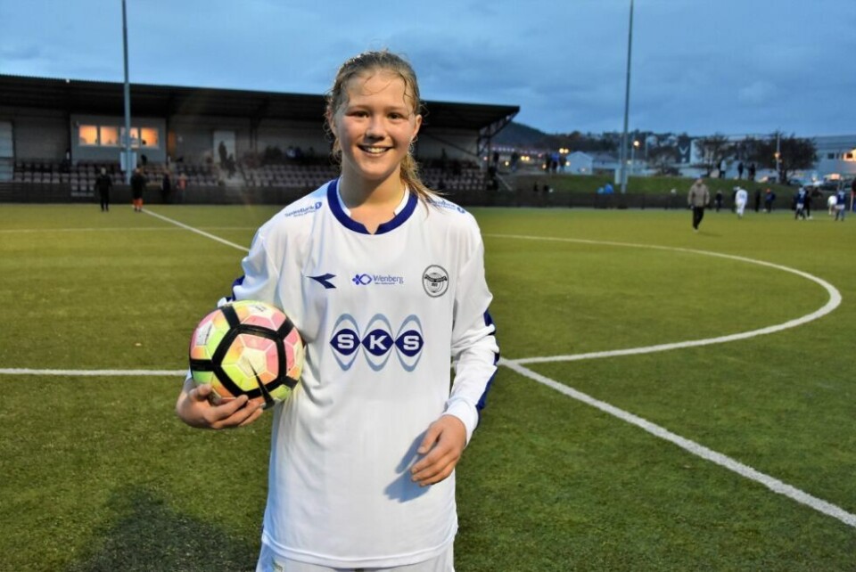 PÅ BANEN. Martine Kristoffersen (15) vil utfordre seg selv og mener at hun får utrolig god trening ved å spille på et guttelag, framfor på et jentelag. Hun må stadig forsøke å holde følge med nivået på de andre spillerne. PÅ BANEN. Martine Kristoffersen (15) vil utfordre seg selv og mener at hun får utrolig god trening ved å spille på et guttelag, framfor på et jentelag. Hun må stadig forsøke å holde følge med nivået på de andre spillerne. Foto: Victoria Finstad