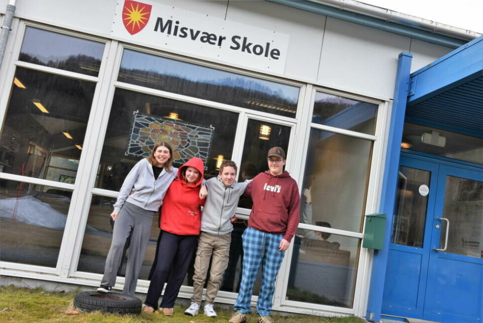 VANT PRISEN. Dyktige 10. klassinger ved Misvær oppvekstsenter. Katharina Klette (15), India Elen Sandåker Nicolaisen (16), Sindre Larsen (16) og Edvin Albertsen (15). Mette Sofie Christensen (16) var fraværende da bildet ble tatt. VANT PRISEN. Dyktige 10. klassinger ved Misvær oppvekstsenter. Katharina Klette (15), India Elen Sandåker Nicolaisen (16), Sindre Larsen (16) og Edvin Albertsen (15). Mette Sofie Christensen (16) var fraværende da bildet ble tatt. Foto: Foto: Lars-Olav Handeland