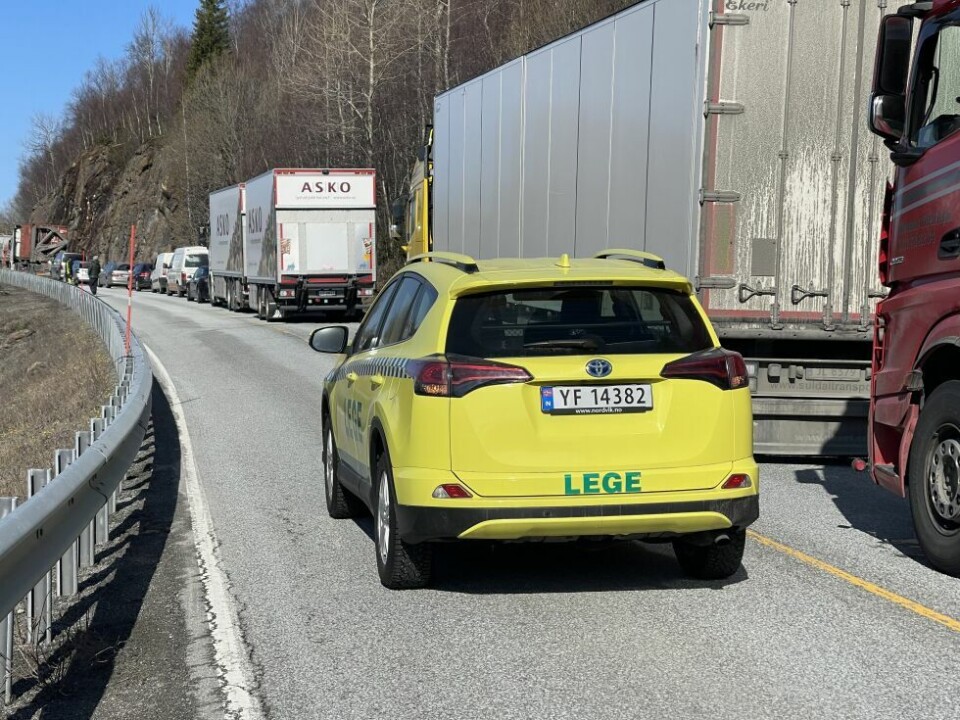 LEGEBIL. Det er lang kø på ulykkesstedet. LEGEBIL. Det er lang kø på ulykkesstedet. Foto: Helge Simonsen