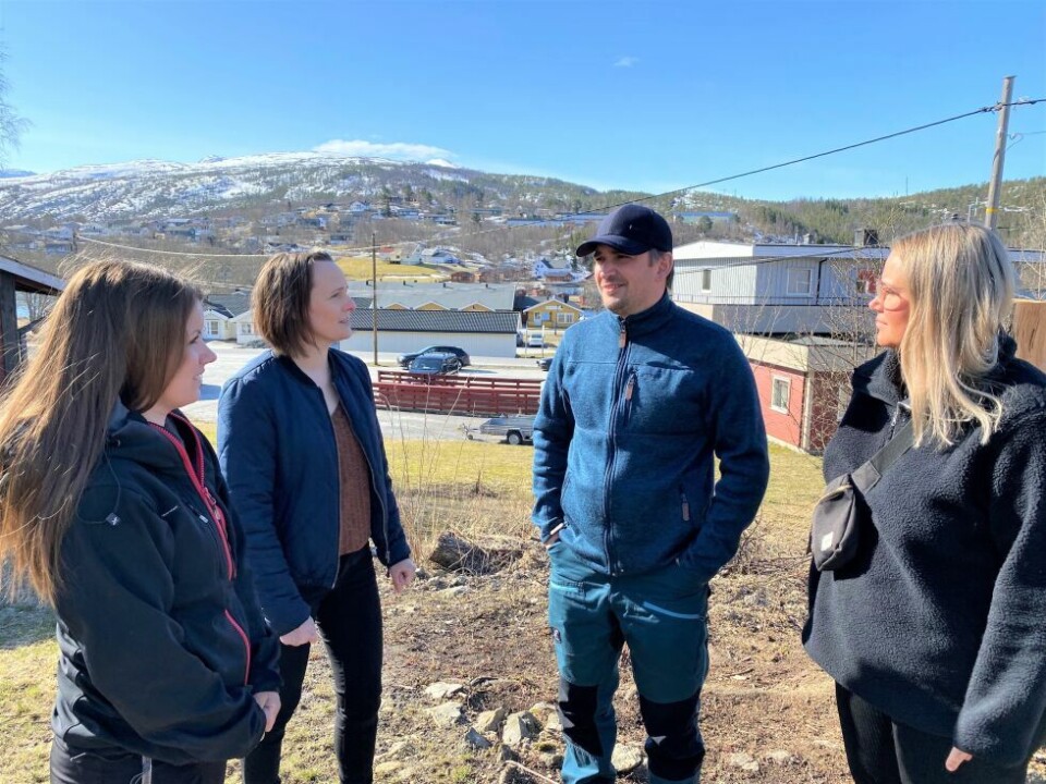 Foreldre i Straumen barnehage vil heller at kommunen satser på å bygge ny barnehage enn at de bygger ut dagens. Fra venstre Silje Lillegård, Stine Horndal, Guttorm Fjellgård og Victoria Wiik fra FAU. Foreldre i Straumen barnehage vil heller at kommunen satser på å bygge ny barnehage enn at de bygger ut dagens. Fra venstre Silje Lillegård, Stine Horndal, Guttorm Fjellgård og Victoria Wiik fra FAU. Foto: Eva S. Winther