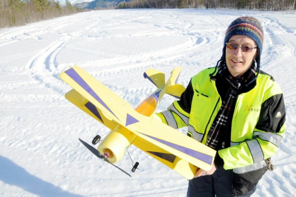 GIR SEG IKKE. Alf Sture Vik, her med et modellfly på Rognan flyplass, er leder av Saltdal Flyklubb. Han har kjempet for å beholde flyplassen og berget den fra å ende som boligtomter. GIR SEG IKKE. Alf Sture Vik, her med et modellfly på Rognan flyplass, er leder av Saltdal Flyklubb. Han har kjempet for å beholde flyplassen og berget den fra å ende som boligtomter. Foto: Arkivfoto/Tor Friberg