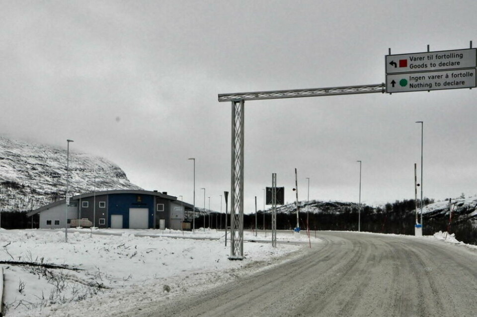 STOPPET. En tysk mann i 50-årene ble stanset på tollstasjonen og pågrepet av politiet etter at det ble oppdaget et ladd våpen og mindre mengder narkotika i kjøretøyet han forsøkte å passere grensen med. STOPPET. En tysk mann i 50-årene ble stanset på tollstasjonen og pågrepet av politiet etter at det ble oppdaget et ladd våpen og mindre mengder narkotika i kjøretøyet han forsøkte å passere grensen med. Foto: Lars Olav Handeland