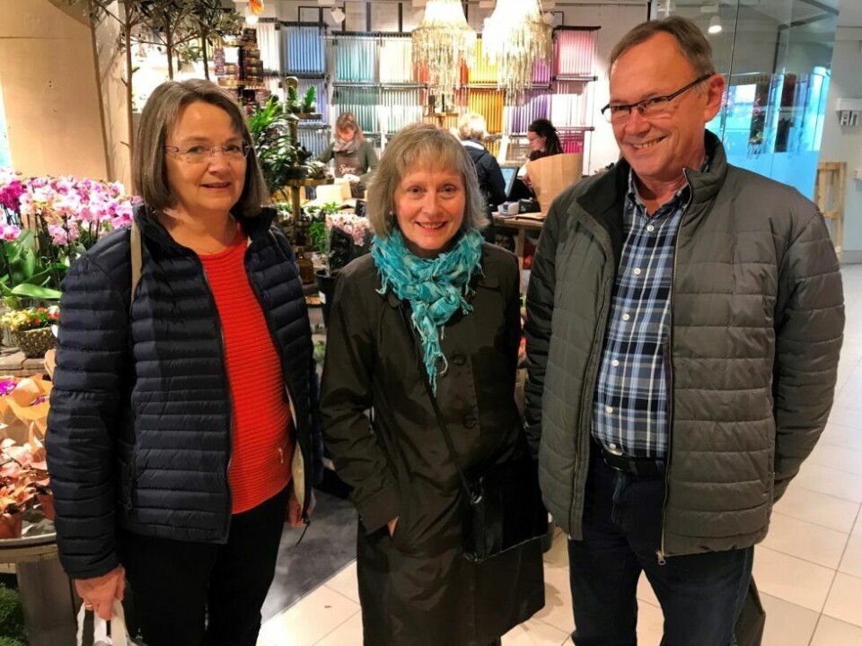 IDÉMYLDRING. Grethe Gjerde, Randi Løkaas og Wiggo-Arne Johansen snakker om bybildet på Fauske. De skulle gjerne hatt et kulturhus som ikke er så fiffete og de vil ha tungtrafikken ut av sentrum. Alle foto: Victoria FinstadUINTERESSANT. Marcus Valberg (17) syns ikke det er spesielt interessant å være på Fauske som ung. Han drar heller til Bodø hvis han trenger å handle eller være med på noe.UNGDOMMELIGE TILBUD. Simone Lillevoll (18) jobber på KappAhl og skulle gjerne hatt flere restauranter og flere klesbutikker for ungdommer på Fauske.ØDE. Det er tomt og dørgende stille på Amfi en lørdag ettermiddag i oktober. Folk flest er enige om én ting; det må bli flere mennesker på Fauske og folk må støtte opp om lokal handel. IDÉMYLDRING. Grethe Gjerde, Randi Løkaas og Wiggo-Arne Johansen snakker om bybildet på Fauske. De skulle gjerne hatt et kulturhus som ikke er så fiffete og de vil ha tungtrafikken ut av sentrum. Alle foto: Victoria Finstad