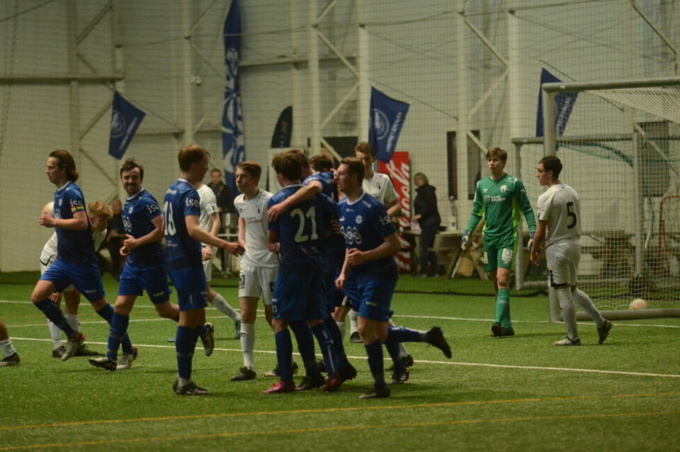 Sprint jublet da de snudde 0-2 til 3-2, men måtte likevel se poengene ryke da det ble 4-5 tap hjemme mot Rana 2 søndag. Sprint jublet da de snudde 0-2 til 3-2, men måtte likevel se poengene ryke da det ble 4-5 tap hjemme mot Rana 2 søndag. Foto: Espen Johansen