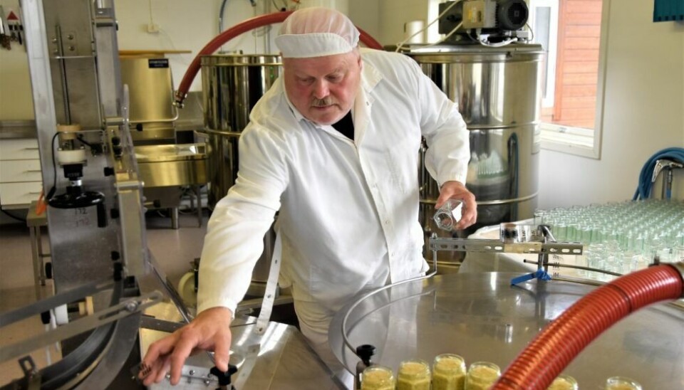 MEDARBEIDER. Stein Arild Engeskaug begynte å arbeide hos BeiarVekst i 2012. Etter et hjerteinfarkt i 2010 raste hele livet hans sammen, men han fikk starte livet på nytt i sennepsproduksjonen. MEDARBEIDER. Stein Arild Engeskaug begynte å arbeide hos BeiarVekst i 2012. Etter et hjerteinfarkt i 2010 raste hele livet hans sammen, men han fikk starte livet på nytt i sennepsproduksjonen. Foto: Victoria Finstad