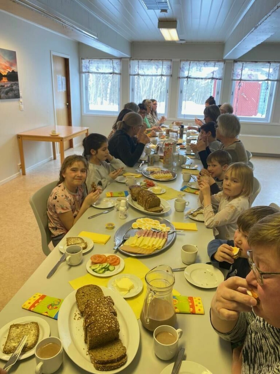 TRADISJON. Barn og voksne fra Nordsia oppvekstsenter koste seg med påskelunsj hos sanitetsforeningen før helga. Alle foto: Per ReffhaugKOSTE SEG. Det var god stemning under lunsjen, som smakte fortreffelig.KINO. Påskekosen ble avsluttet med film fra forestillingen de hadde satt opp tidligere i skoleåret. TRADISJON. Barn og voksne fra Nordsia oppvekstsenter koste seg med påskelunsj hos sanitetsforeningen før helga. Alle foto: Per Reffhaug