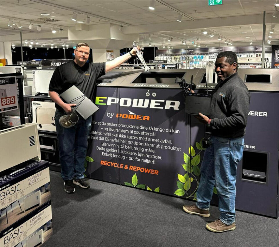 BER KUNDENE PANTE. Frode Fredriksen og Joseph Konyani Paul på Power Fauske. BER KUNDENE PANTE. Frode Fredriksen og Joseph Konyani Paul på Power Fauske. Foto: Privat