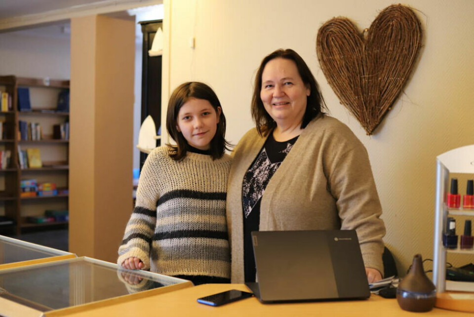 GODE HJELPERE. Anne Myrvang sammen med barnebarnet Emma Myrvang Nissen (10). - Jeg har fått utrolig god hjelp fra barnebarna mine før åpningen av Anne`s hjerterom, forteller Anne. GODE HJELPERE. Anne Myrvang sammen med barnebarnet Emma Myrvang Nissen (10). - Jeg har fått utrolig god hjelp fra barnebarna mine før åpningen av Anne`s hjerterom, forteller Anne. Foto: Lise Ailin Rosvoll Berntzen