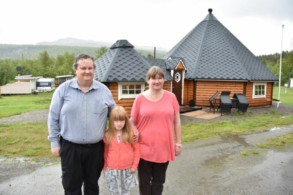 GRADDIS-FAMILIEN. Kjell-Sture Myrvang og Berit Carlsen Myrvang, sammen med datteren May-Astrid Linnea Myrvang. De kunne invitere til feiring av Saltdals eldste reiselivsbedrift i helgen, som har blitt drevet av familien i generasjoner. GRADDIS-FAMILIEN. Kjell-Sture Myrvang og Berit Carlsen Myrvang, sammen med datteren May-Astrid Linnea Myrvang. De kunne invitere til feiring av Saltdals eldste reiselivsbedrift i helgen, som har blitt drevet av familien i generasjoner. Foto: Victoria Finstad