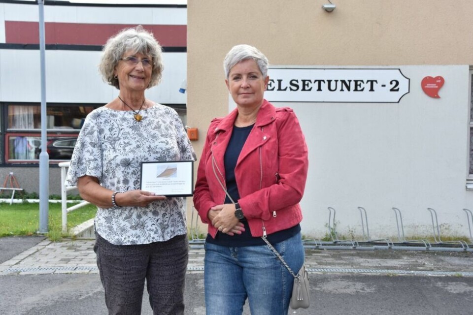 FLOTT GAVE. Solveig Saltnes Tønder, i foreningen Saltværingen, overrekker pengegaven på 30.000 kroner til enhetslederen på sykehjemmet, Elisabeth Marie Larsen. FLOTT GAVE. Solveig Saltnes Tønder, i foreningen Saltværingen, overrekker pengegaven på 30.000 kroner til enhetslederen på sykehjemmet, Elisabeth Marie Larsen. Foto: Victoria Finstad