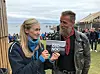 SPESIELT MØTE. Kjetil Sørbotten fra Valnesfjord var en av Marie Blokhus sine første instruktører i teaterkunsten under hennes oppvekst på Tverlandet. Her er de sammen under God Nok-festivalen i Steigen, hvor begge hadde hver sin teaterforestilling. Foto: Maria Trondsen