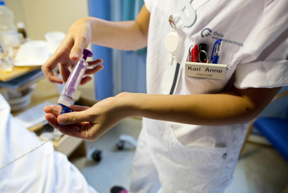 Mannlige sykepleiere i helse- og sosialtjenestene tjente for øvrig over 3.600 kroner mer i snitt per måned enn kvinnelige. Illustrasjonsfoto. Mannlige sykepleiere i helse- og sosialtjenestene tjente for øvrig over 3.600 kroner mer i snitt per måned enn kvinnelige. Illustrasjonsfoto. Foto: Tore Meek / NTB