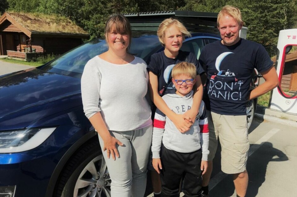 TIL LOFOTEN. Tove (44), Anders (14), Alfred (9) og Eindride (46) Singstad stoppet på Storjord i Saltdal nylig for å hurtiglade Teslaen, da de var på sin aller første Nord-Norgesferie. TIL LOFOTEN. Tove (44), Anders (14), Alfred (9) og Eindride (46) Singstad stoppet på Storjord i Saltdal nylig for å hurtiglade Teslaen, da de var på sin aller første Nord-Norgesferie. Foto: Maria E. Trondsen