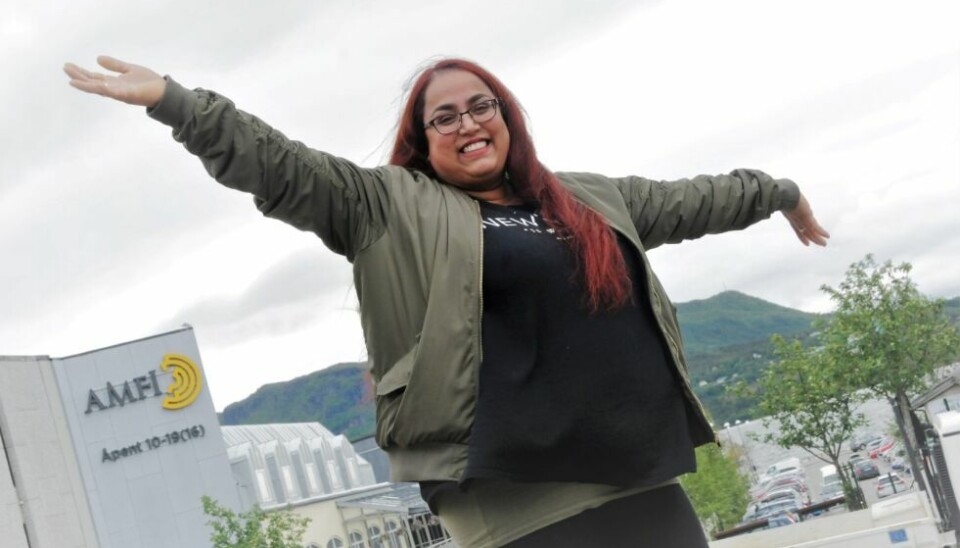BYR PÅ SEG SELV. Elisabeth Pettersen er muligens eneste kvinne i hele Salten som holder på med standup. Siden hun ikke fant noe miljø for det på Fauske, måtte hun til Bodø. -Som standup-komiker må man tåle tilbakemelding og tørre å stå i det, sier hun. BYR PÅ SEG SELV. Elisabeth Pettersen er muligens eneste kvinne i hele Salten som holder på med standup. Siden hun ikke fant noe miljø for det på Fauske, måtte hun til Bodø. -Som standup-komiker må man tåle tilbakemelding og tørre å stå i det, sier hun. Foto: Maria E. Trondsen