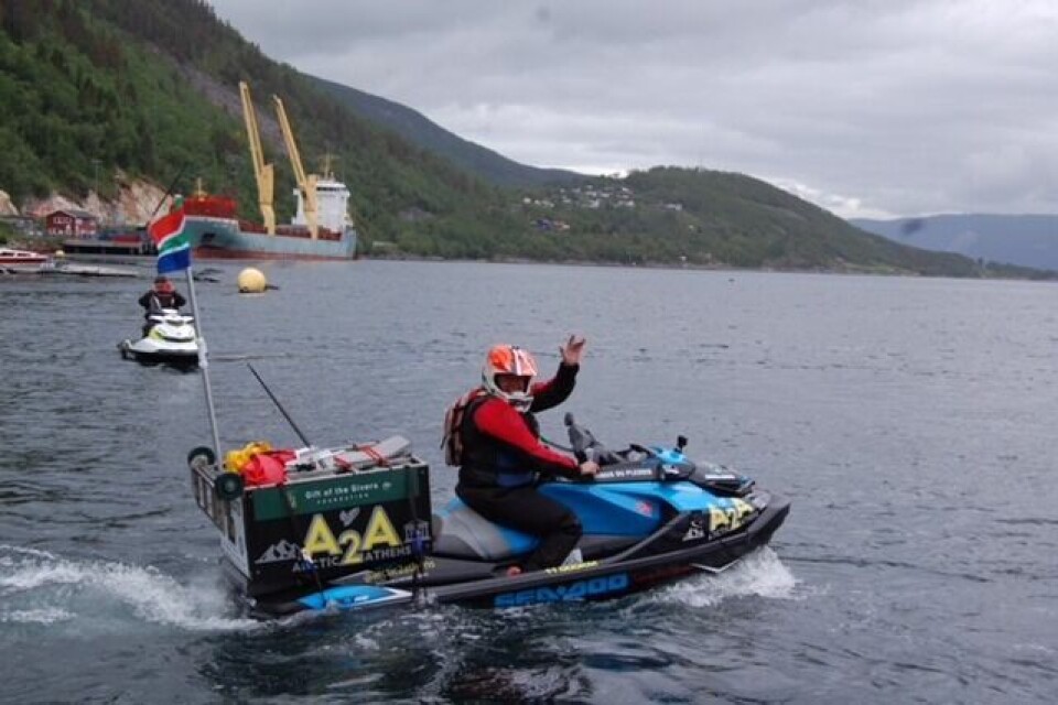 PÅ TUR. Med nedlesset vannskuter er Marinus du Plessis i gang med sitt verdensrekordforsøk. PÅ TUR. Med nedlesset vannskuter er Marinus du Plessis i gang med sitt verdensrekordforsøk. Foto: Stig Bjørnar Karlsen