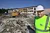 JEVNES MED JORDEN. Den gamle skolen på Fauske står ribbet før daglig leder Arne Rennesvik i EN Entreprenør og hans kolleger skal nå jevne den med jorden.