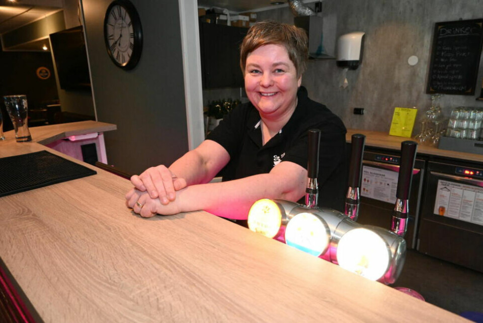 ØNSKER ALLE VELKOMMEN. Daglig leder på Tørst`n bar, Wanja Blind åpner dørene for årets markering av kvinnedagen i Saltdal. ØNSKER ALLE VELKOMMEN. Daglig leder på Tørst`n bar, Wanja Blind åpner dørene for årets markering av kvinnedagen i Saltdal. Foto: Kenneth Strømsvåg