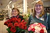 HAR DET TRAVELT. Marit Haugberg og Hanne Johnsen hos Skogholt blomster er travelt opptatt med å gjøre i stand buketter, sjokolade og skrive kort i anledning kjærlighetens dag. Foto: Sindre Ender