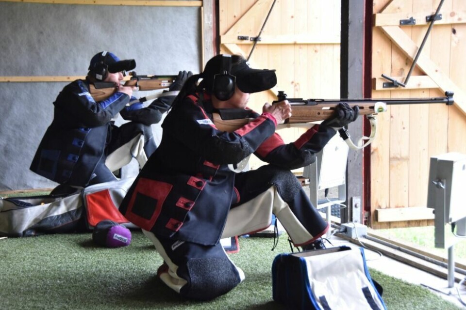 I SIKTE. Deltakerne skyter på 200 meters avstand. Noen skyter også på 100 meters avstand. Her gjelder det å sikte godt og få så mange blinkskudd som mulig. Maks poengsum er 350. I SIKTE. Deltakerne skyter på 200 meters avstand. Noen skyter også på 100 meters avstand. Her gjelder det å sikte godt og få så mange blinkskudd som mulig. Maks poengsum er 350. Foto: Victoria Finstad