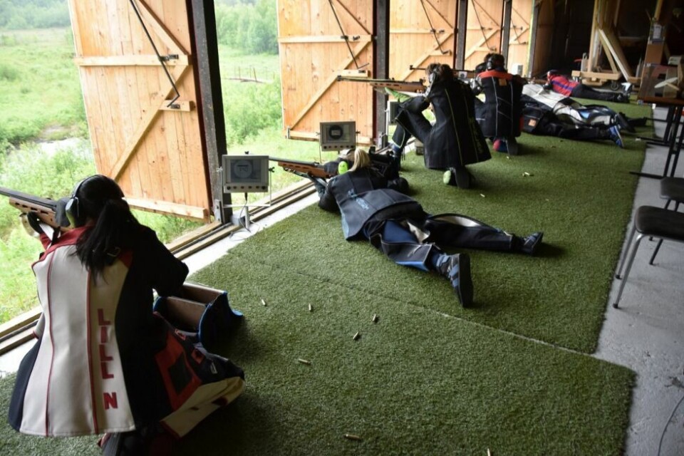 I POSISJON. Skyttere i aksjon under helgens stevne i Valnesfjord. I POSISJON. Skyttere i aksjon under helgens stevne i Valnesfjord. Foto: Victoria Finstad