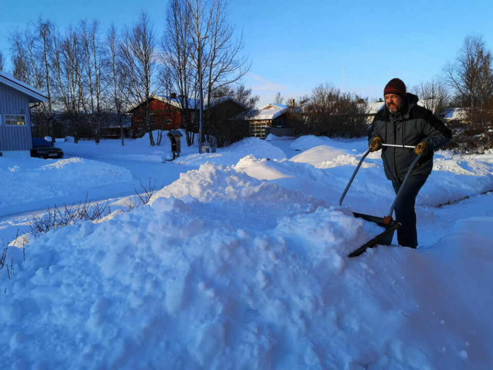 UNNGÅR FRES. Sogneprest Arnt Håkon Nordkil holder bryter ikke loven om helligdagsfred. Er det snø på søndager så er det spade eller skuffe som gjelder. - Herrens veier kan ikke være uframkommelige, så snøen må bort, sier han med et smil og tar den trimmen snømåkingen gir. UNNGÅR FRES. Sogneprest Arnt Håkon Nordkil holder bryter ikke loven om helligdagsfred. Er det snø på søndager så er det spade eller skuffe som gjelder. - Herrens veier kan ikke være uframkommelige, så snøen må bort, sier han med et smil og tar den trimmen snømåkingen gir. Foto: Mette Nisja Nordkil