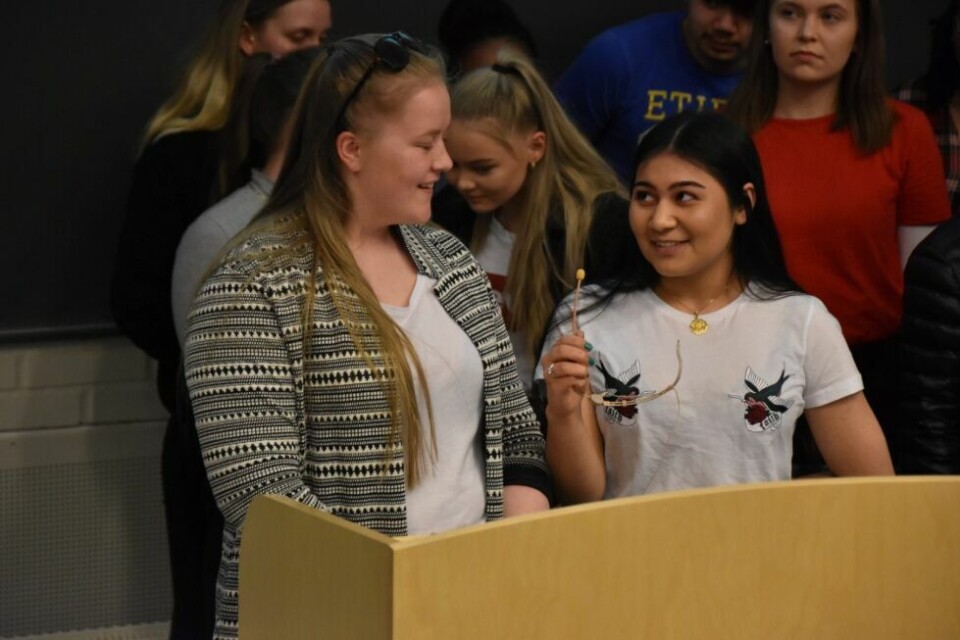 I PLENUM. Lisa Johanne Hansen og Nastaran Haidari framførte gruppens idé foran et fullsatt auditorium. I PLENUM. Lisa Johanne Hansen og Nastaran Haidari framførte gruppens idé foran et fullsatt auditorium. Foto: Victoria Finstad