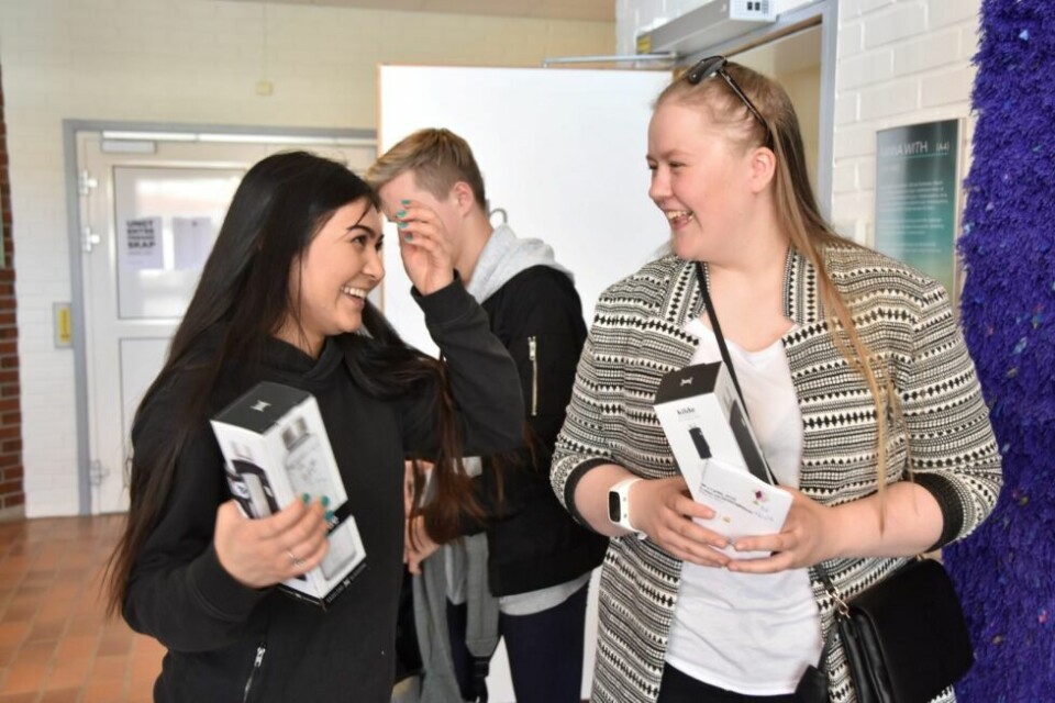 FØLELSESLADD. Så glad kan man være etter å ha gått videre til finale i Tromsø. Nastaran Haidari (17) og Lisa Johanne Hansen (18), sammen med Jonas Gundersen (18), som er på tur ut av bildet. FØLELSESLADD. Så glad kan man være etter å ha gått videre til finale i Tromsø. Nastaran Haidari (17) og Lisa Johanne Hansen (18), sammen med Jonas Gundersen (18), som er på tur ut av bildet. Foto: Victoria Finstad