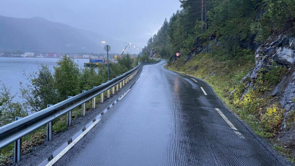 MER PENGER. Regjeringen øker tilskuddene til fylkeskommunene med nesten 100 millioner sammenlignet med 2022. Det kan være godt nytt for fylkesvei 7464 i Saltdal, som du ser på bildet - dersom den skulle trenge oppgradering og mer vedlikehold. MER PENGER. Regjeringen øker tilskuddene til fylkeskommunene med nesten 100 millioner sammenlignet med 2022. Det kan være godt nytt for fylkesvei 7464 i Saltdal, som du ser på bildet - dersom den skulle trenge oppgradering og mer vedlikehold. Foto: Kenneth Strømsvåg