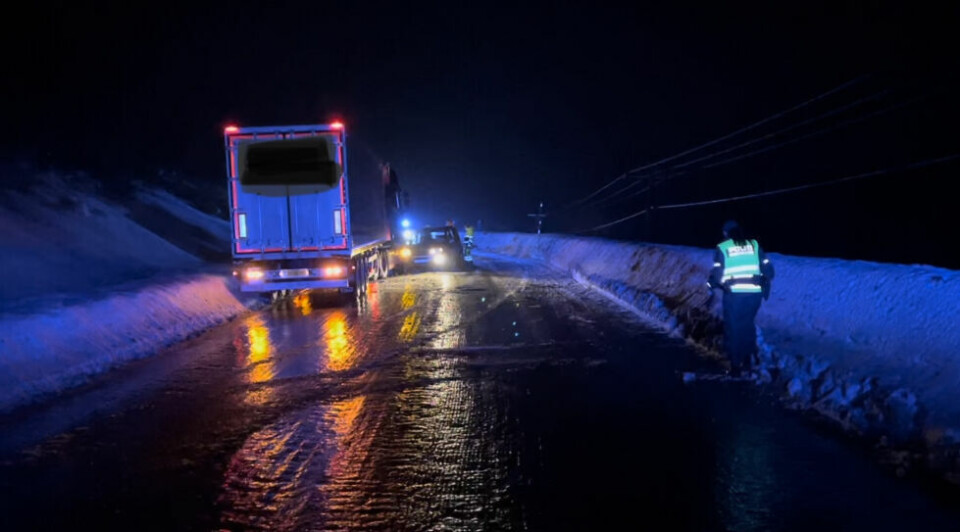 EKSTREMT GLATT. Det er svært utfordrende forhold på ulykkesstedet. EKSTREMT GLATT. Det er svært utfordrende forhold på ulykkesstedet. Foto: Politiet