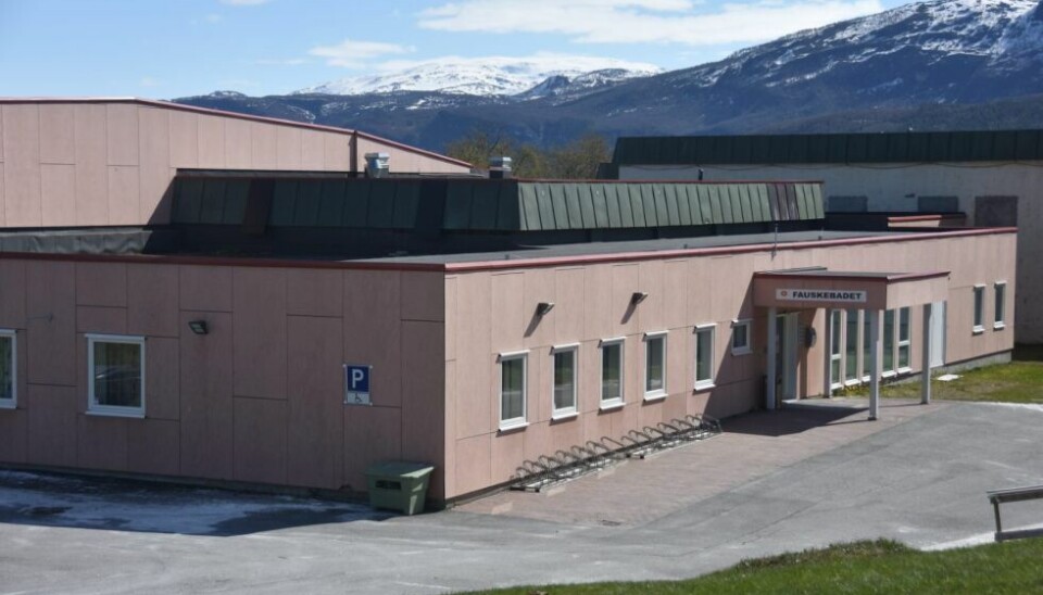STENGER. Fauske kommune må spare penger. Å stenge Fauskebadet, Sulitjelma bad og Fauske idrettshall i vinterferieuka er ett av tiltakene. STENGER. Fauske kommune må spare penger. Å stenge Fauskebadet, Sulitjelma bad og Fauske idrettshall i vinterferieuka er ett av tiltakene. Foto: Sylvia Bredal