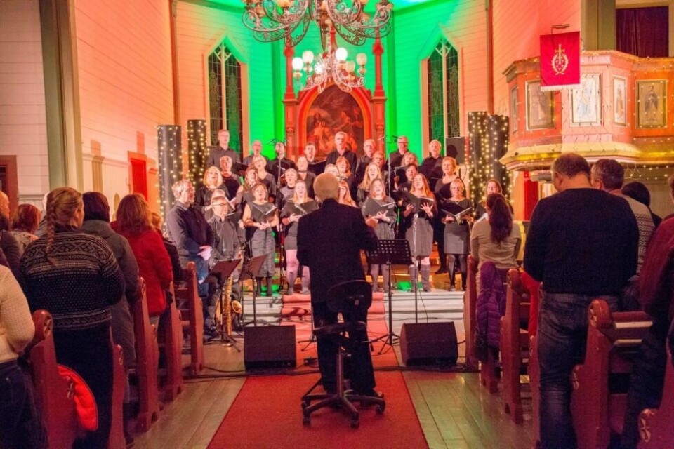 ET MEKTIG KOR. Sangria viste nok en gang hvorfor de er sett på som et av de beste korene i Salten under julekonserten i Røsvik kirke lørdag. Både solister og korister gjorde en strålende jobb med et variert og spennende sangvalg. ET MEKTIG KOR. Sangria viste nok en gang hvorfor de er sett på som et av de beste korene i Salten under julekonserten i Røsvik kirke lørdag. Både solister og korister gjorde en strålende jobb med et variert og spennende sangvalg. Foto: Bjørn L. Olsen