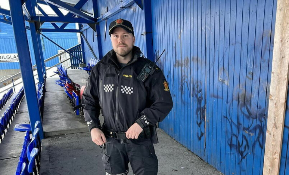 ALVORLIG. Det er fortsatt svart på betonggulvet etter at noen tente fyr på papir inne på tribunen på Fauske stadion mandag. Politibetjent Erik Berg sier at de har fått konkrete tips i saken, men ser gjerne at flere tar kontakt dersom de vet eller har sett noe. ALVORLIG. Det er fortsatt svart på betonggulvet etter at noen tente fyr på papir inne på tribunen på Fauske stadion mandag. Politibetjent Erik Berg sier at de har fått konkrete tips i saken, men ser gjerne at flere tar kontakt dersom de vet eller har sett noe. Foto: Espen Johansen