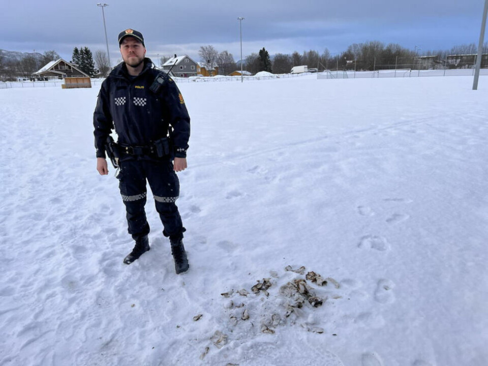 SLUKKET. Takket være at det var folk på dugnad på stadionområdet ble brannen raskt slukket. Det var papir som ble tent på mandag kveld. SLUKKET. Takket være at det var folk på dugnad på stadionområdet ble brannen raskt slukket. Det var papir som ble tent på mandag kveld. Foto: Espen Johansen