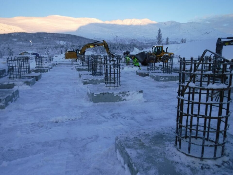 Statnett arbeider fortsatt med nye Kobbvatn stasjon, og de neste ukene må man regne med litt støy i området. Dette bildet er fra i fjor. Statnett arbeider fortsatt med nye Kobbvatn stasjon, og de neste ukene må man regne med litt støy i området. Dette bildet er fra i fjor. Foto: Statnett