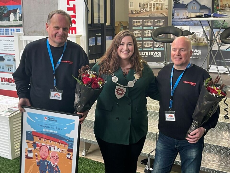Daglig leder i Multiservice AS, Morten Olsen (t.v.), og medeier Tommy Alstad ble overrasket over å få næringsprisen fra Fauske kommune i fjor. Den ble utdelt av ordfører Marlen Rendall Berg. Daglig leder i Multiservice AS, Morten Olsen (t.v.), og medeier Tommy Alstad ble overrasket over å få næringsprisen fra Fauske kommune i fjor. Den ble utdelt av ordfører Marlen Rendall Berg. Foto: Helge Simonsen