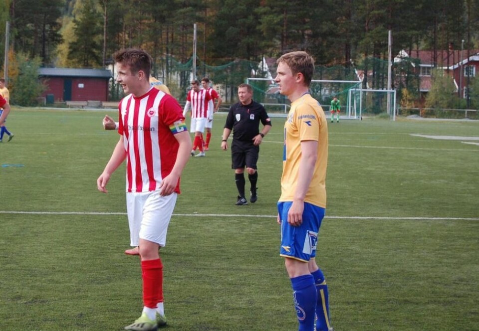 KAPTEINEN SCORET. Magnus Klaussen, her i kampen mot Sandnessjøen, scoret ett av målene da Saltdalkameratene fikk årets første seier.STRENGT. Trener Øyvind Albinussen synes begge de røde kortene var strenge, som ellers synes dommerne dømte godt. KAPTEINEN SCORET. Magnus Klaussen, her i kampen mot Sandnessjøen, scoret ett av målene da Saltdalkameratene fikk årets første seier.