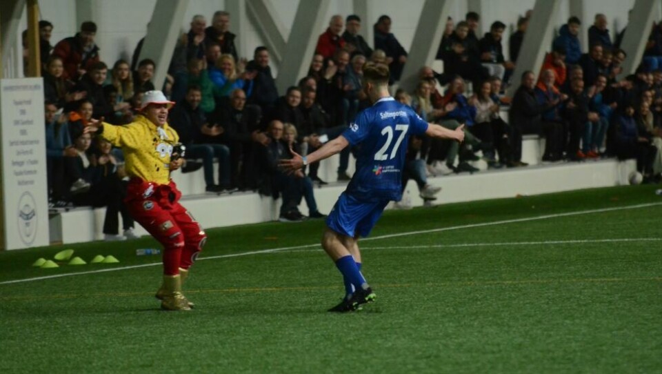 Erik Setså Borge løp rett bort til russen etter scoringen sin mot Rana 2. Erik Setså Borge løp rett bort til russen etter scoringen sin mot Rana 2. Foto: Espen Johansen