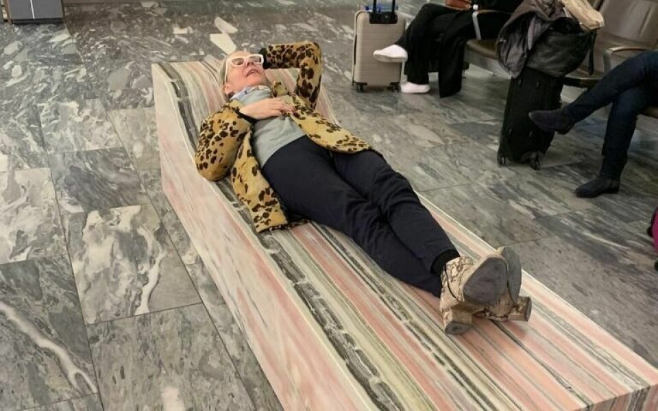 PÅ GARDERMOEN. Her har kunstneren selv tatt plass oppå senga på Gardermoen. PÅ GARDERMOEN. Her har kunstneren selv tatt plass oppå senga på Gardermoen. Foto: Privat