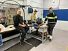 EGET ROM. TIF-læreren Gisle Hardy sammen med elevene Tom Erik Nilsen Pedersen (17) og Vegard Rørvik (20) i det rommet der de skal jobbe med oppgaver som en mekaniker innenfor akvakultur må regne med å komme borti. Foto: Eva S. Winther